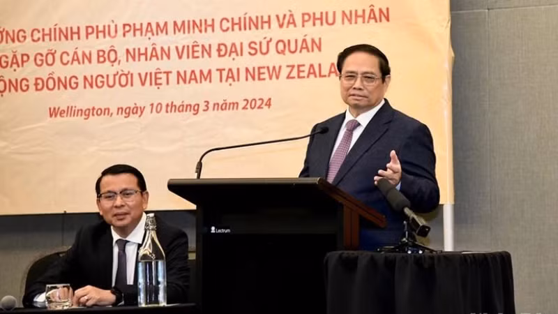 Премьер-министр Фам Минь Тьинь на встрече с представителями сообщества вьетнамцев в Новой Зеландии. 