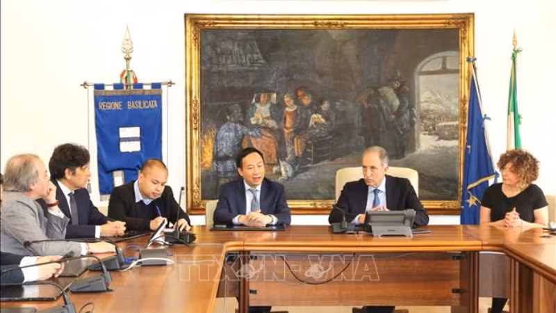 Общий вид встречи между Послом Зыонг Хай Хынгом и руководителями региона Базиликата. Фото: ВИА