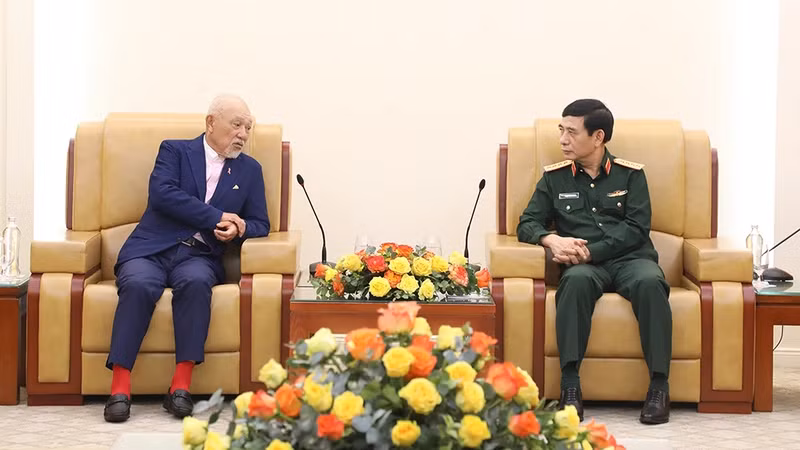 Министр Фан Ван Жанг (слева) и г-н Сасакава Йохей.