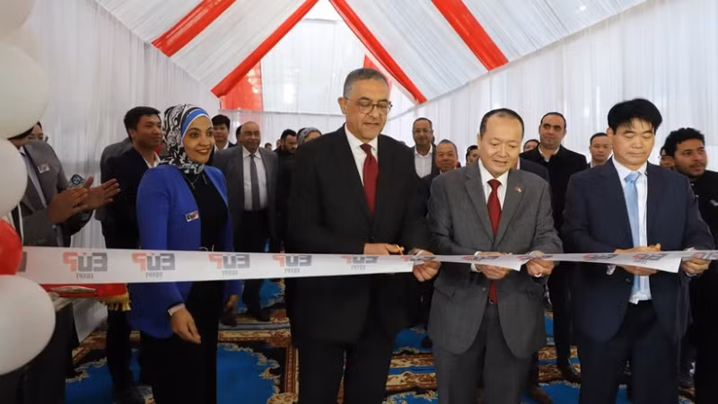 Церемония разрезания ленты в знак открытия завода. Фото: ВИА