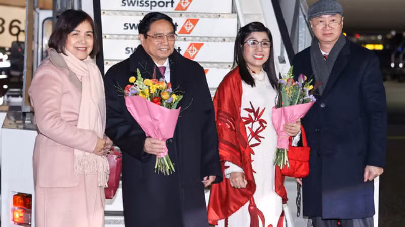 Церемония встречи Премьер-министра Фам Минь Тьиня в аэропорту. Фото: VGP