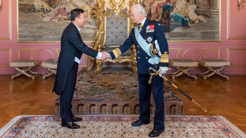 Посол Чан Ван Туан вручает верительные грамоты Королю Швеции, 6 сентября 2023 г. Фото: ВИА