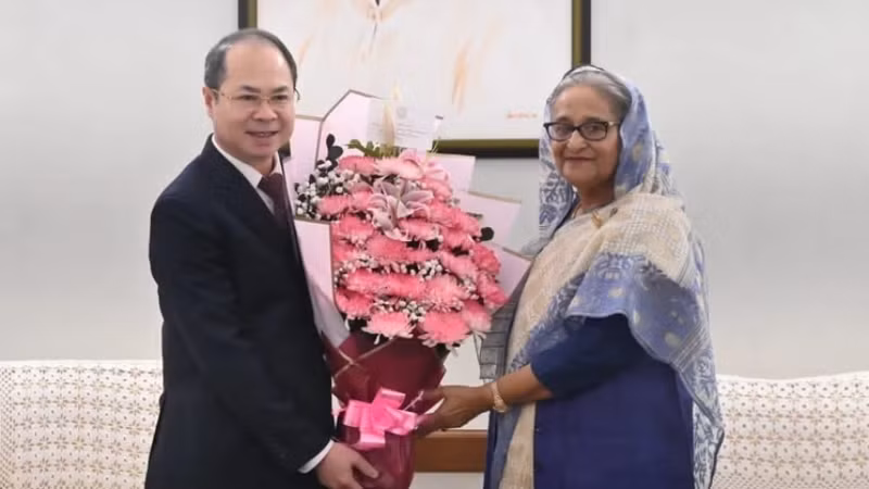 Посол Нгуен Мань Кыонг и Премьер-министр Бангладеш Шейх Хасина. Фото: ВИА