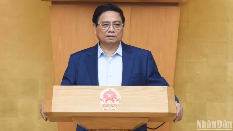 Премьер-министр Фам Минь Тьинь выступает на заседании. Фото: Чан Хай