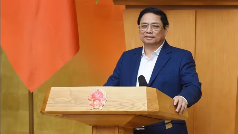 Премьер-министр Фам Минь Тьинь выступает с речью. 