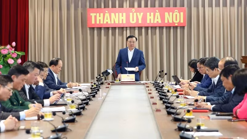Секретарь Партийного комитета г. Ханоя Динь Тиен Зунг выступает на заседании. 