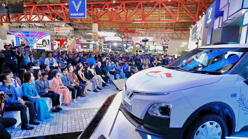 Электромобиль «VinFast» с правым рулем на выставке. Фото: ВИА