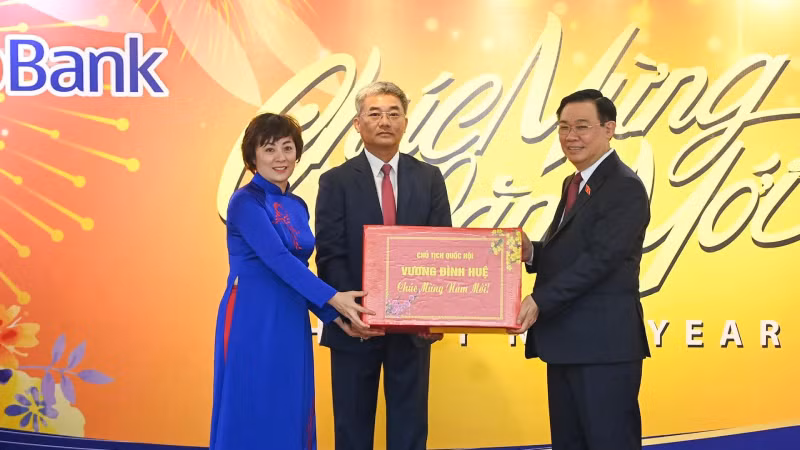 Председатель НС Выонг Динь Хюэ посещает здание Вьетнамского кооперативного банка.