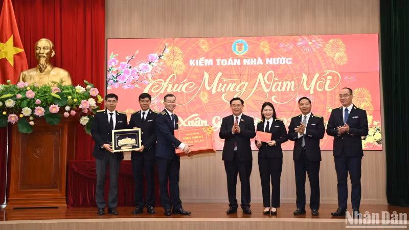 Председатель НС Выонг Динь Хюэ дарит подарки Государственному аудиту Вьетнама.