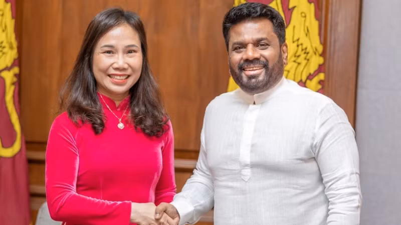 Посол Вьетнама Чинь Тхи Там (слева) и Президент Шри-Ланки Анура Кумара Диссанаяке. Фото: ВИА