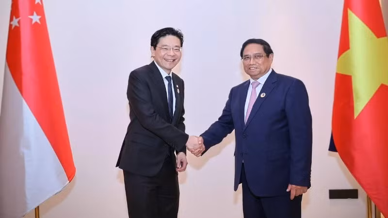 Премьер-министр Вьетнама Фам Минь Тьинь (справа) и Премьер-министр Сингапура Лоуренс Вонг. Фото: ВИA