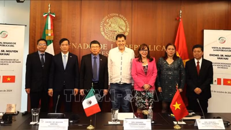 Посол Нгуен Ван Хай и руководители Сената Мексики. Фото: ВИА