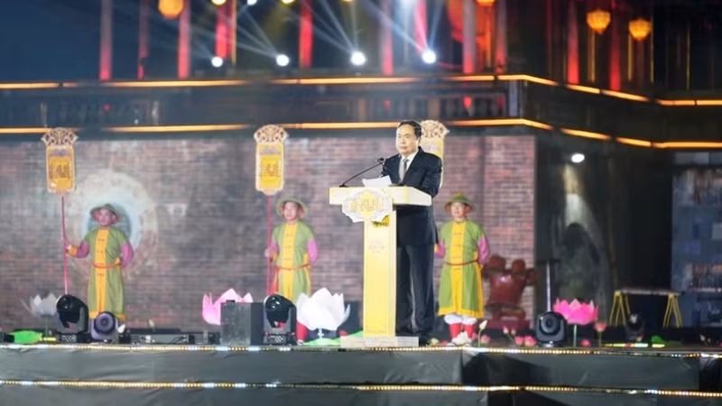 Председатель НС Чан Тхань Ман вступает с речью.