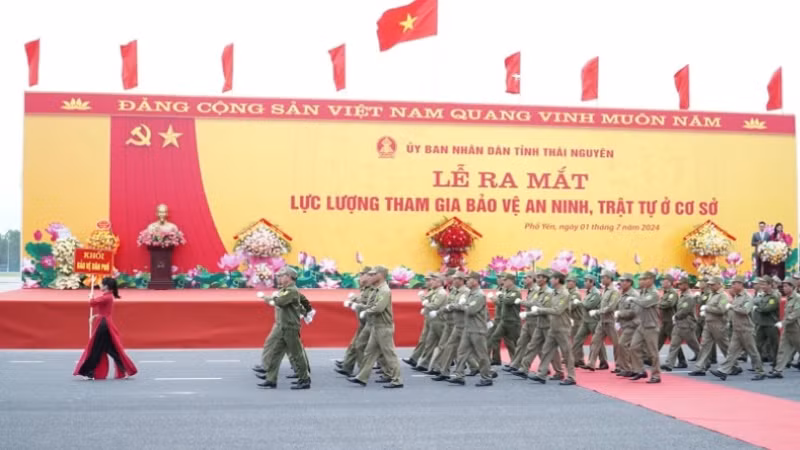 Народный комитет провинции Тхайнгуен проводит церемонию представления Сил по охране безопасности и общественного порядка на низовом уровне.
