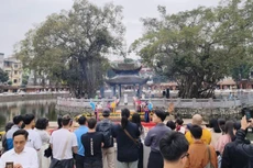 Туристы посещают комплекс «Храм литературы – Куоктыжам».