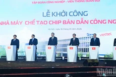 Генеральный секретарь ЦК КПВ То Лам, Премьер-министр Фам Минь Тьинь, руководители Партии и Государства проводят церемонию закладки первого камня высокотехнологичного завода. Фото: Чан Хай