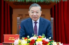 Генеральный секретарь ЦК КПВ То Лам во время телефонного разговора. Фото: ВИА