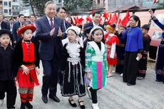 Генеральный секретарь ЦК КПВ То Лам и представители народностей провинции Каобанг. Фото: ВИА