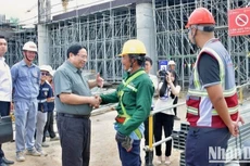 Премьер-министр Фам Минь Тьинь посещает строителей, занимающихся строительством терминала T2 международного аэропорта Фукуок. Фото: Тхань Жанг