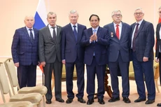 Премьер-министр Фам Минь Тьинь и российские друзья. Фото: VGP