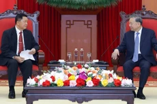 Генеральный секретарь ЦК КПВ То Лам и Министр общественной безопасности Лаоса Вантхонг Конгмани. Фото: ВИА