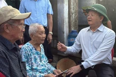 Заместитель премьер-министра Май Ван Тьинь посещает людей, пострадавших от тайфуна №13, в общине Суанкань провинции Даклак.