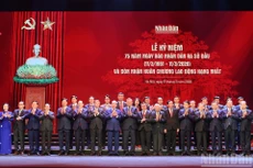 Генеральный секретарь ЦК КПВ То Лам и действующие и бывшие руководители Партии и Государства, руководители, журналисты, корреспонденты, сотрудники газеты «Нянзан». Фото: Данг Кхоа