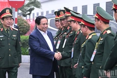 Премьер-министр Фам Минь Тьинь и руководство Военной телекоммуникационной и промышленной группе (Viettel). Фото: Чан Хай