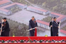 Генеральный секретарь ЦК КПВ То Лам, Премьер-министр Фам Минь Тьинь и делегаты проводят церемонию одновременной закладки и начала строительства школ-интернатов в приграничных сухопутных общинах. Фото: ВИА