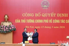 Премьер-министр Фам Минь Тьинь дарит цветы товарищу Чан Хонг Тхаю. Фото: Чан Хай