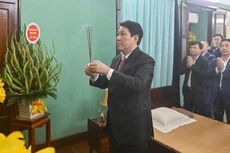 Президент Лыонг Кыонг зажигает благовония в память о Президенте Хо Ши Мине. Фото: Тхюи Нгуен