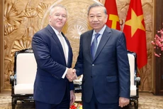 Генеральный секретарь ЦК КПВ То Лам и помощник Государственного секретаря США Майкл ДеСомбре. Фото: ВИА