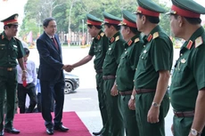 Председатель НС Чан Тхань Ман и военнослужащие 9-го военного округа.