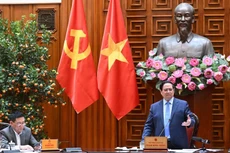 Премьер-министр Фам Минь Тьинь выступает на заседании. Фото: Чан Хай