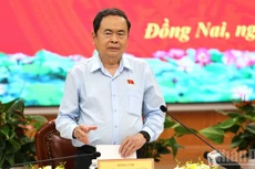 Председатель НС Чан Тхань Ман выступает на рабочей встрече с Избирательной комиссией провинции Донгнай.