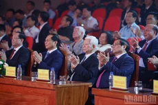 Премьер-министр Фам Минь Тьинь и действующие, бывшие руководители Партии и Государства на мероприятии. Фото: VGP