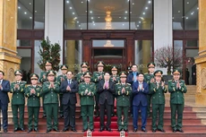 Президент Лыонг Кыонг и военнослужащие 2-го военного округа. Фото: Тхюи Нгуен