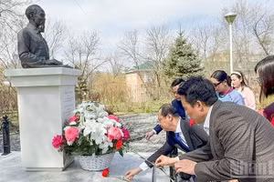 Делегаты возлагают цветы к памятнику Президенту Хо Ши Мину. Фото: Суан Хынг