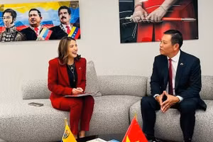 Министр туризма Венесуэлы Даниэлла Кабельо и Посол Вьетнама в Венесуэле Ву Чунг Ми. Фото: ВИА