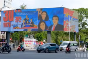 Г. Хошимин украшен флагами, транспарантами и лозунгами, посвященными 51-й годовщине освобождения Южного Вьетнама и воссоединения страны. Фото: Тхэ Ань