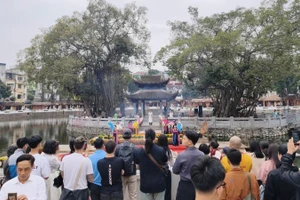 Туристы посещают комплекс «Храм литературы – Куоктыжам».