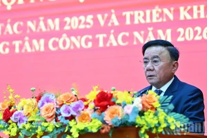 Постоянный член Секретариата Чан Кам Ту выступает на конференции. 