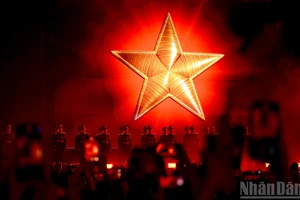 Военнослужащие Вьетнамской народной армии исполняют национальный гимн на концерте «Отечество в сердце».