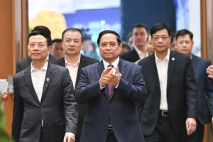 Премьер-министр Фам Минь Тьинь и делегаты конференции.