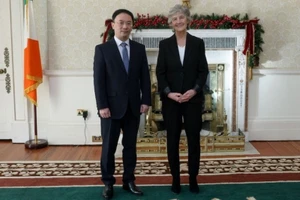 Посол Вьетнама в Ирландии Фам Тоан Тханг и Президент Ирландии Кэтрин Коннолли. Фото: baoquocte.vn