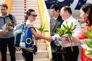 Госпожа Каролина Агнешка (Польша) — 20-миллионный международный турист во Вьетнаме в этом году. Фото: ВИА 