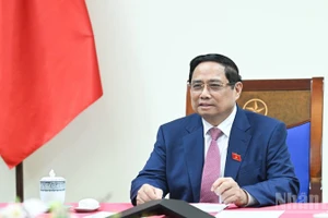 Премьер-министр Фам Минь Тьинь выступает на разговоре. Фото: Чан Хай