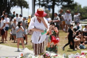 Люди организовали на месте преступления возле пляжа Бонди мемориал. Фото: Синьхуа/ВИА