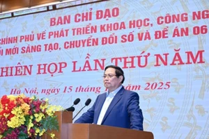 Премьер-министр Фам Минь Тьинь выступает на заседании. Фото: Чан Хай