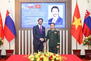 Генерал армии Фан Ван Зянг и Вице-премьер, Министр обороны Словакии Роберт Калинак.